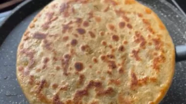 Stuffed chana dal paratha served with curd and pickle7